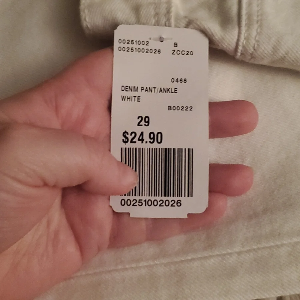 ~~Forever 21 White Ripped Boyfriend Jeans NWT – Size 29~~